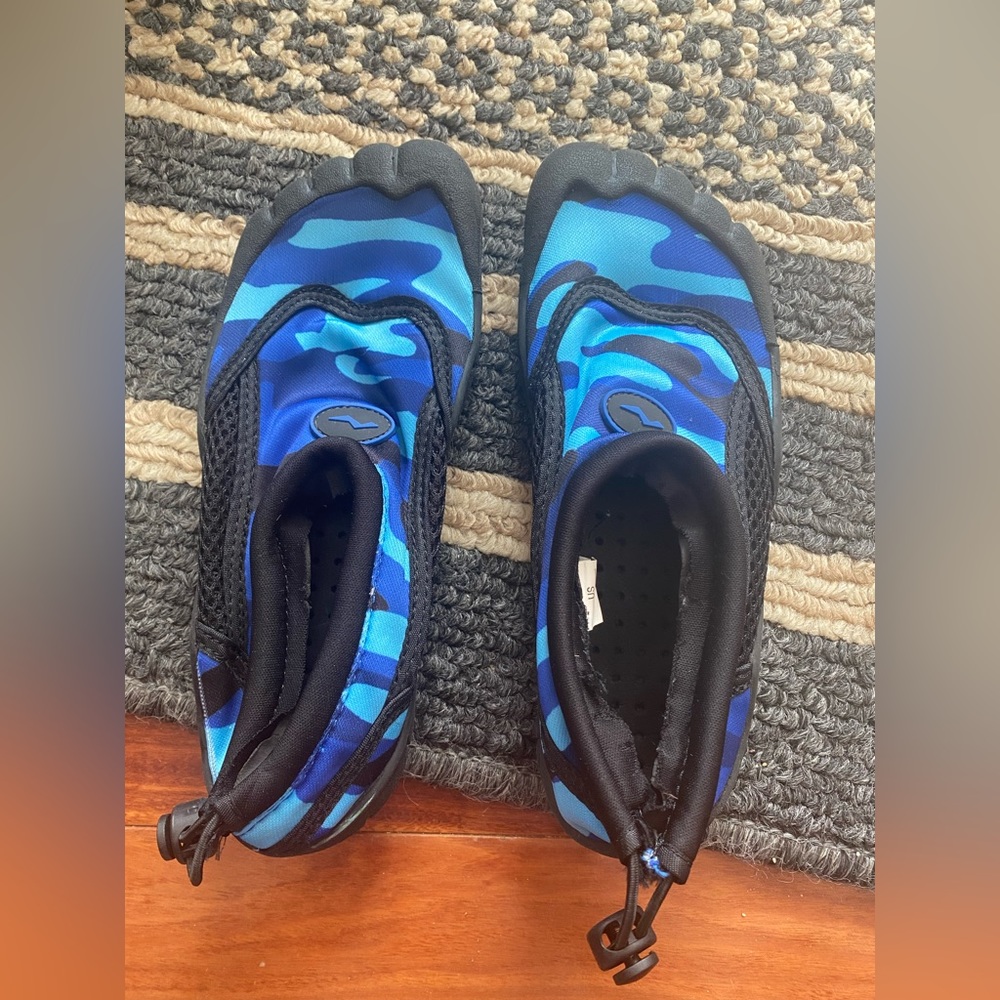 Boys water shoes. Size 3